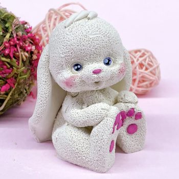 Фигура из шоколадной глазури "Сидящий зайчик" (розовые лапы)