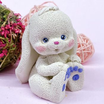Фигура из шоколадной глазури "Сидящий зайчик" (голубые лапы)