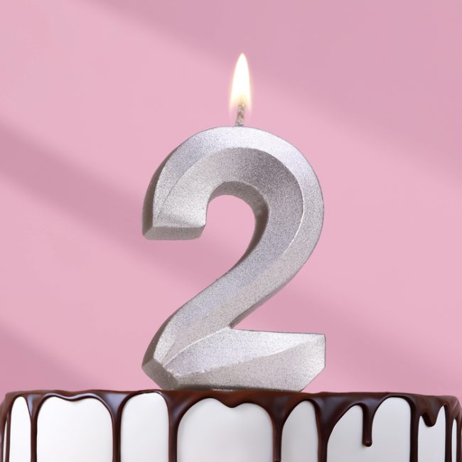 Свеча цифра "2" грань СЕРЕБРО, 7.5см