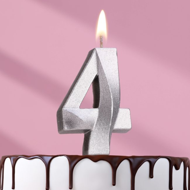 Свеча цифра "4" грань СЕРЕБРО, 7.5см