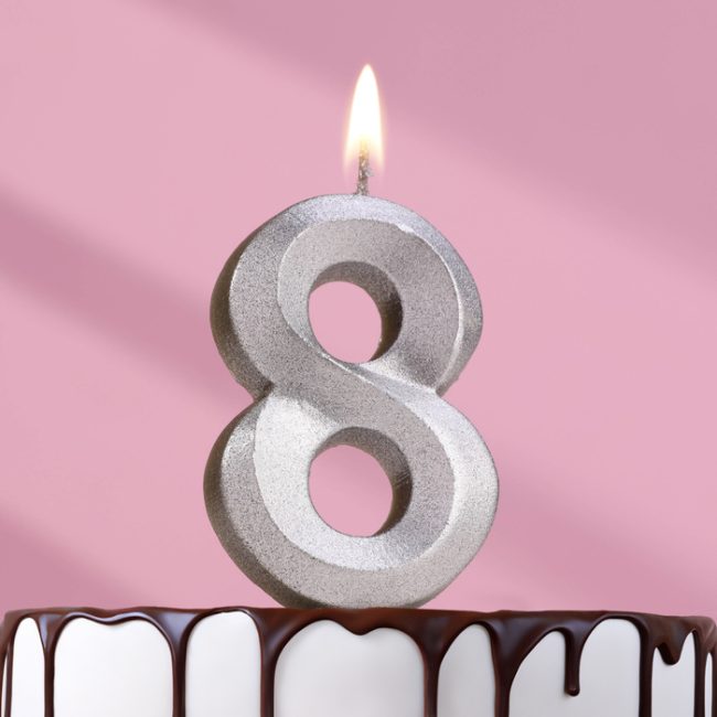 Свеча цифра "8" грань СЕРЕБРО, 7.5см